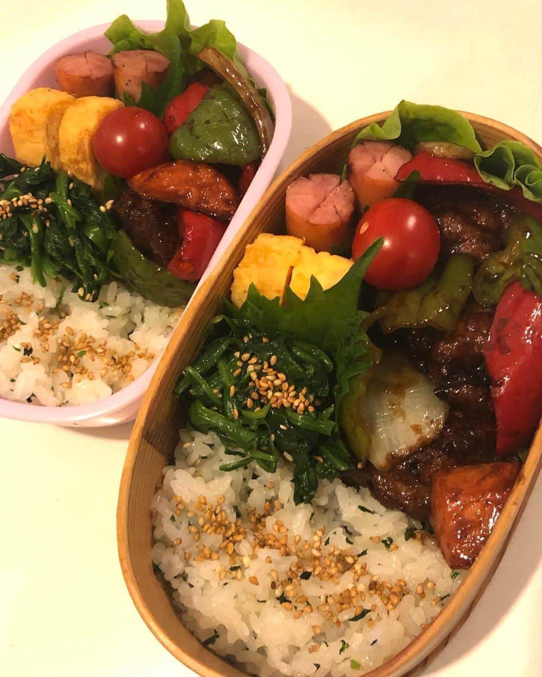 のインスタグラム：「今日のお弁当(o^^o)  唐揚げ用に漬け込んだ鶏肉で、酢鶏！  あとは、だし巻き卵、ほうれん草ナムル、トマト、ウィンナーです！  子供達送り出して、朝ごはんに友達にもらった五十番の肉まん\(//∇//)\  今日はあいにくの雨で、、、  本当は昨日からカラスミ第三弾を干しに入りたかったけど、 今日雨になるのが分かっていたので延期。 明日から干そうかな？  第一弾は塩漬け2日、迎え塩なしのお酒につけて塩抜き2日。16日ほど干し。  第二弾は塩漬け5日、迎え塩無しのお酒につけて塩抜き3日。干しは11日目でまだ継続中。  第三弾は塩漬け7日、迎え塩ありの、お酒につけて塩抜き6日になるのかな？ 明日から干し予定。  色々実験中で楽しい（笑）  #甘糟ご飯#ご飯#昼ごはん#ランチ#ランチボックス#弁当#曲げわっぱ#わっぱ弁当 #酢鶏#五十番#カラスミレポート#甘糟カラスミ日記」