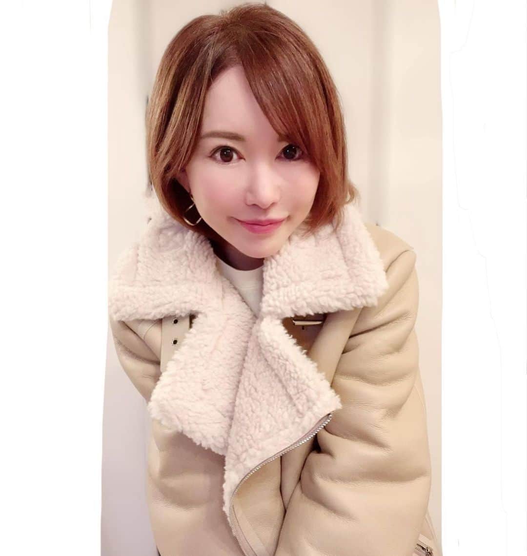 里美ゆりあのインスタグラム：「皆さん寒いので風邪引かないように😷🥺 💓 . . .  #体調管理 #冬コーデ  #里美ゆりあ」