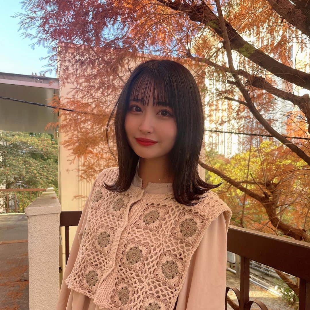 羽原由佳のインスタグラム：「. 冬に突入したけど秋っぽい写真！ 黒髪ぱっつんです🍂」