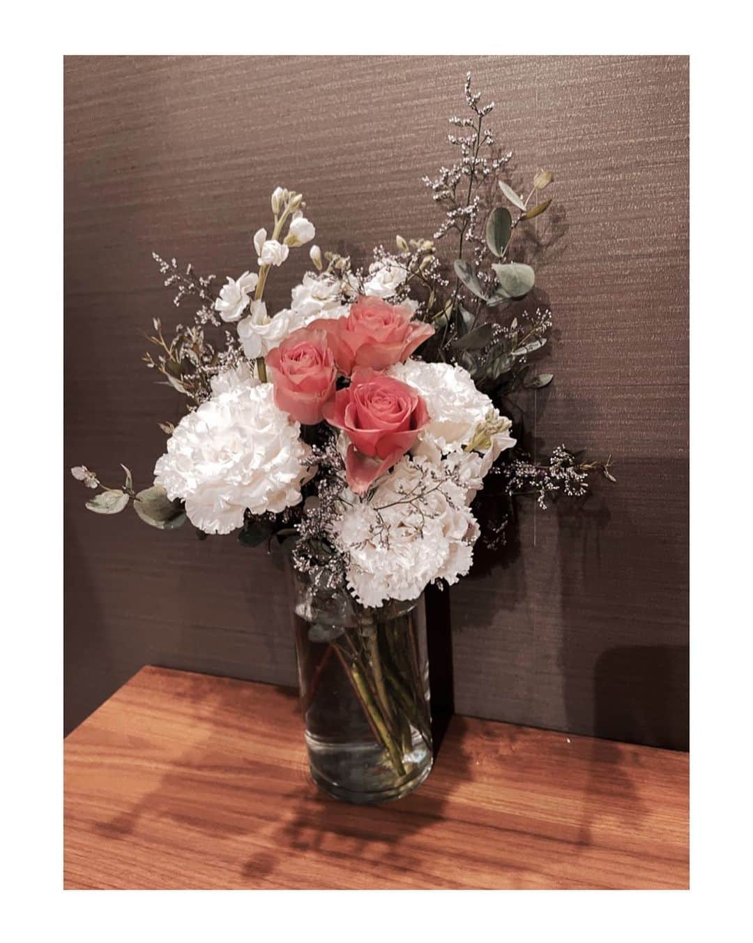 板野友美さんのインスタグラム写真 - (板野友美Instagram)「とっても素敵な ローズとトルコキキョウ🥀 私の大好きなお花ーーーーーー。  @imamuuuu_0918  がお祝いでくれました😌🌿  最近お花も飾れていなかったので とっても嬉しい新人さん。　 やっぱり植物の放つパワーは偉大。 心を豊かにしてくれます🥰 　　  12月。ママになって2ヶ月が経ちました😌  今までたくさん仕事をしてきたけど こんなに24時間気を抜けない？お仕事（ママのお仕事）はなかったくらい、とってもお母さんて大変だなぁ。と日々感じてます。  全国のお母さま方。本当にお疲れ様です。 そして、大大大尊敬です。母は偉大✨✨  そしてこんなにも、自分の時間を犠牲にして 育ててくれたのだと、母にも、感謝です でも、自分の時間や自分自身も大切にしてくださいね。  まぁ、大変な事はたくさんありますが それでも、たくさんの幸せと愛をくれる 👶🏻にも感謝です✨支えてくれる旦那さんや、周りの友達にも感謝。  👶🏻ちゃん。最近はまとめて寝てくれるようになったので、 とーーーーっても救われてます♪  これからも、一緒に笑顔でいられるように ママのお仕事も、外でのお仕事も頑張ります✌🏻」12月8日 17時29分 - tomo.i_0703