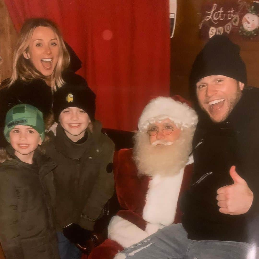 オリー・マーズのインスタグラム：「Think me and Amelia enjoyed meeting Santa more than the boys at @legolandwindsor 🤣 we loved our day out! Thanks for having us 👏🏻👍🏻✌🏻🤩 plus the £100 spent on the winning the dog was worth it 🤣👍🏻」