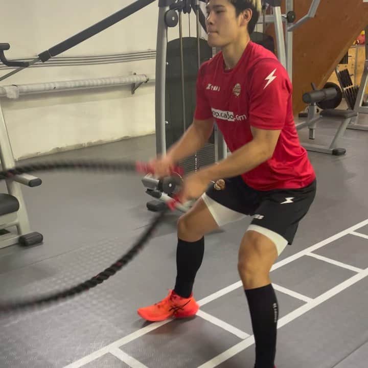 のインスタグラム：「また羽ばたくまでの準備。 まだ今年は終わってないがふと振り返ってみれば壁にぶち当たる時が多かった一年。その中で、折れることは何回もあったが、その都度その都度支えてくれるありがたさ。また皆さんコート内で小さい人間が、高く跳ぶ瞬間を目に焼き付けてください🤙👍  [YUJI BASE]で待ってるよ😁  #tonnocallipovolley」