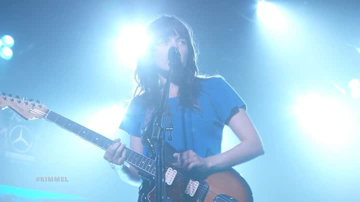 コートニー・バーネットのインスタグラム：「“If I Don’t Hear From You Tonight” on @jimmykimmellive featuring @bonessloane on bass and @steezmeez on drums 🟦🟦🟦 Watch the whole thing on YouTube. Big thanks to the Kimmel crew & our crew @sirquitenicely @kessiahgordon @katfeces @ajfaber @beccholewa @thomy.sloane @abbey_206」