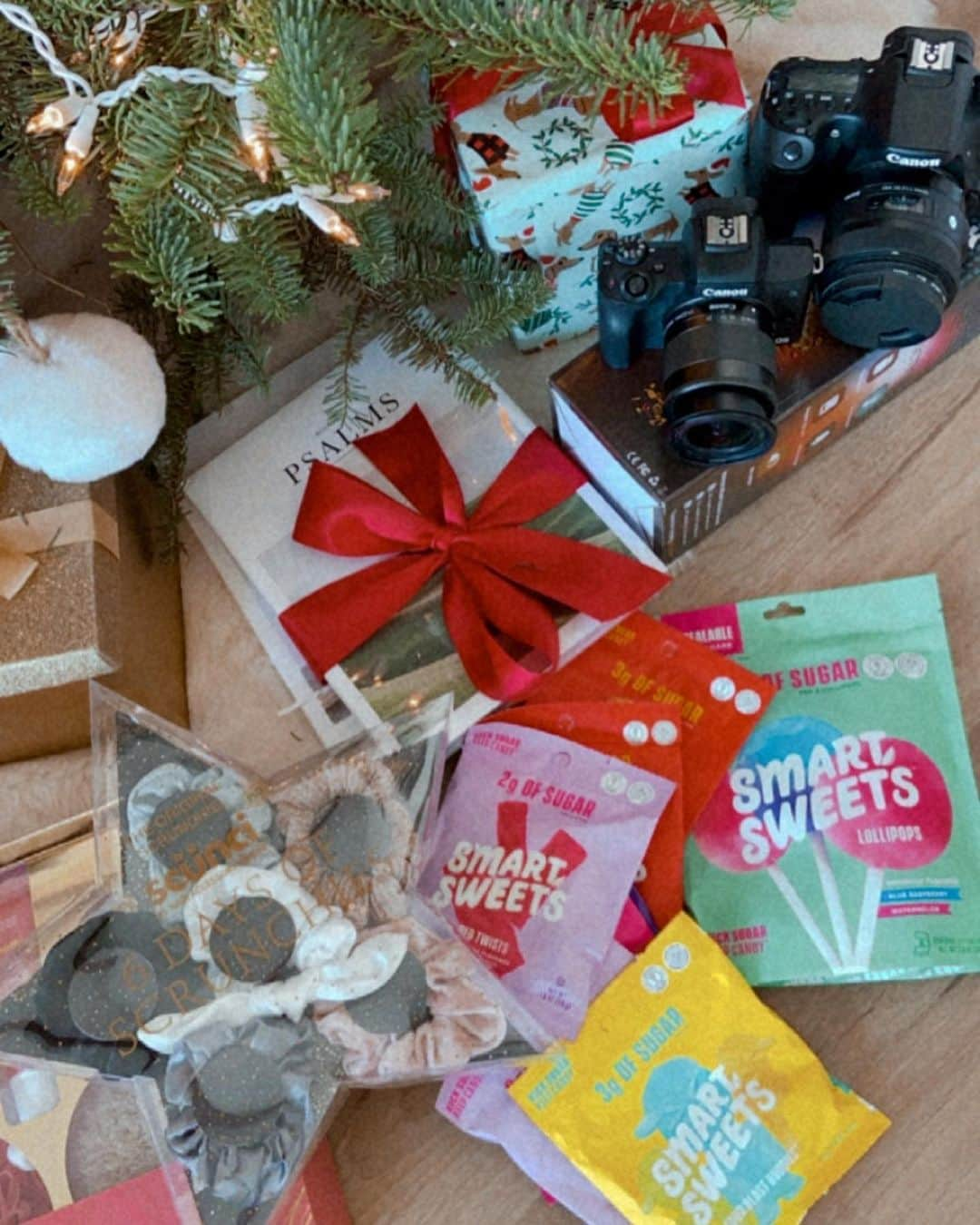 Meredith Fosterさんのインスタグラム写真 - (Meredith FosterInstagram)「Yooohooo big summer blowout ☃️❄️🥳  [closed]  I put together some of my favorite things including my old vlog camera and DSLR both in amazing condition!  How to enter giveaway: 1. Comment your favorite winter activity or memory w/ your loved ones 2. Tag a friend who you’d share these goodies with!  That’s it! Winner will be selected before December 25th  May God bless you, keep you, and his face shine on you! May your hearts overflow with love, joy, and peace that surpasses all understanding! ♥️」12月9日 4時35分 - meredithfoster