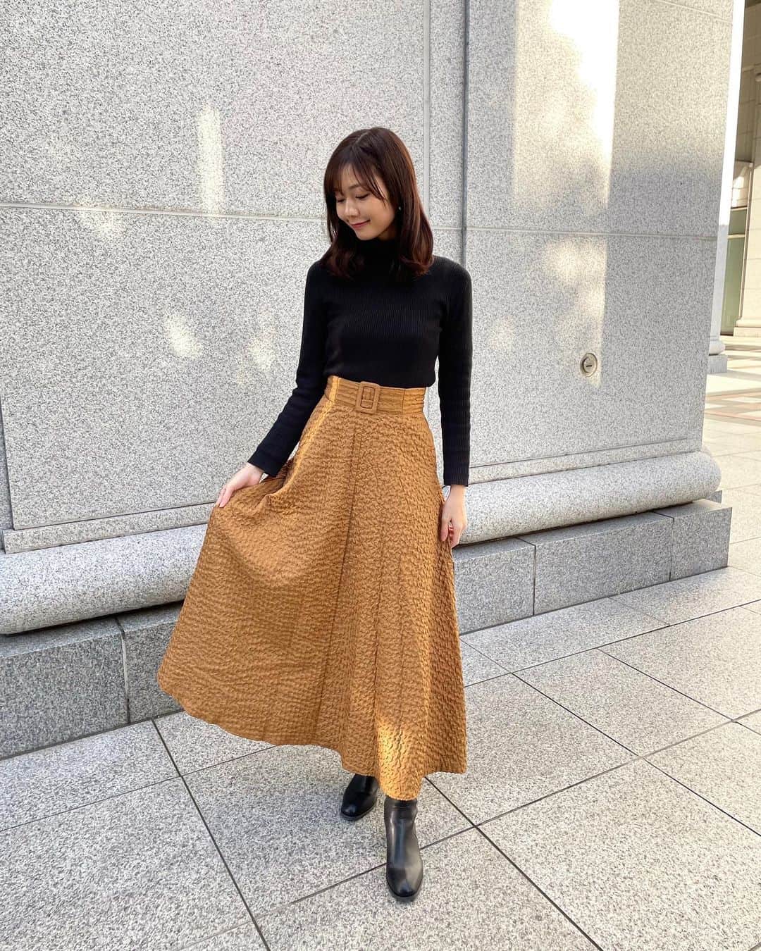 杉浦みずきのインスタグラム：「. お気に入りのスカート💛 自分の体型にぴったりやから、 こういう形のスカートばっかり選びがち😂 身長高めの人、骨格ウェーブの人におすすめだよ☺️ ・ ・ @leja__official  #スカート #ロングスカート #フレアスカート #冬服コーデ #骨格ウェーブ #骨格ナチュラル」