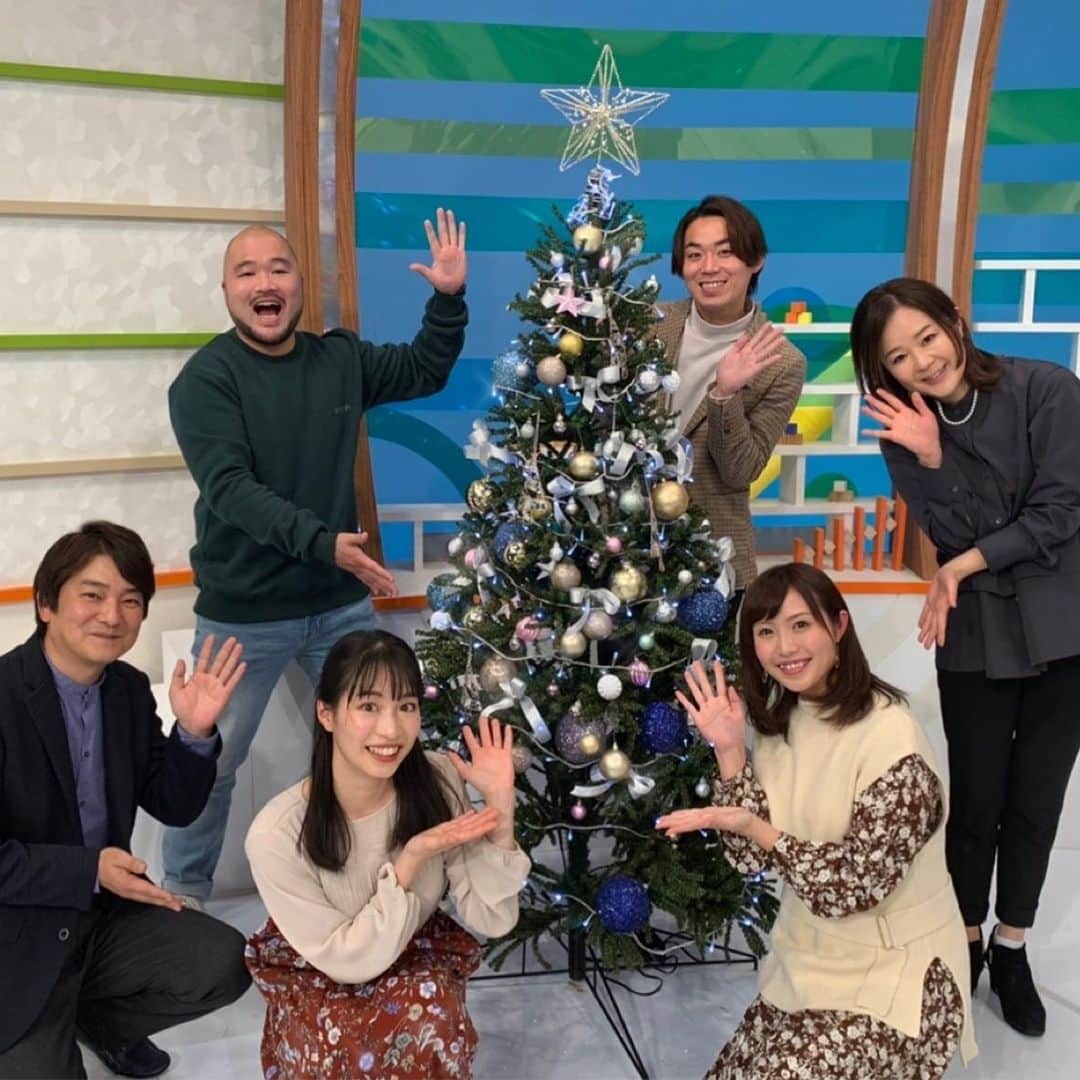 南條早紀のインスタグラム：「あといくつ寝ると…🎄  こんばんは🌙 きょうも1日お疲れさまです！  12月に入ってあっという間に1週間経過😳 時が過ぎる早さに衝撃を受けている南條です。笑  先週のフルサタ！からスタジオに クリスマスツリーが登場しました🎶 生放送後にみんなで囲んで📸  なんだかみんなでパーティーしてるみたい🥳 いくつになってもクリスマスまでのカウントダウンは なんだかワクワクしますねぇ🎅✨  年末にかけてやらなきゃいけないことが多くて バタバタ感があるのは否めませんが、 せっかくの年末イベント、 楽しんで生活したいものです😚💕  フルサタ！もクリスマスに向けて わくわく満載でお届けしますので 引き続きお楽しみに😆❤️  それでは、今夜も暖かくしてお過ごし下さいね☃️🧣💕  #富山県 #富山市 #富山 #クリスマス #クリスマスツリー #富山テレビ #フルサタ #アナウンサー #南條早紀 #なんじょうのにちじょう」