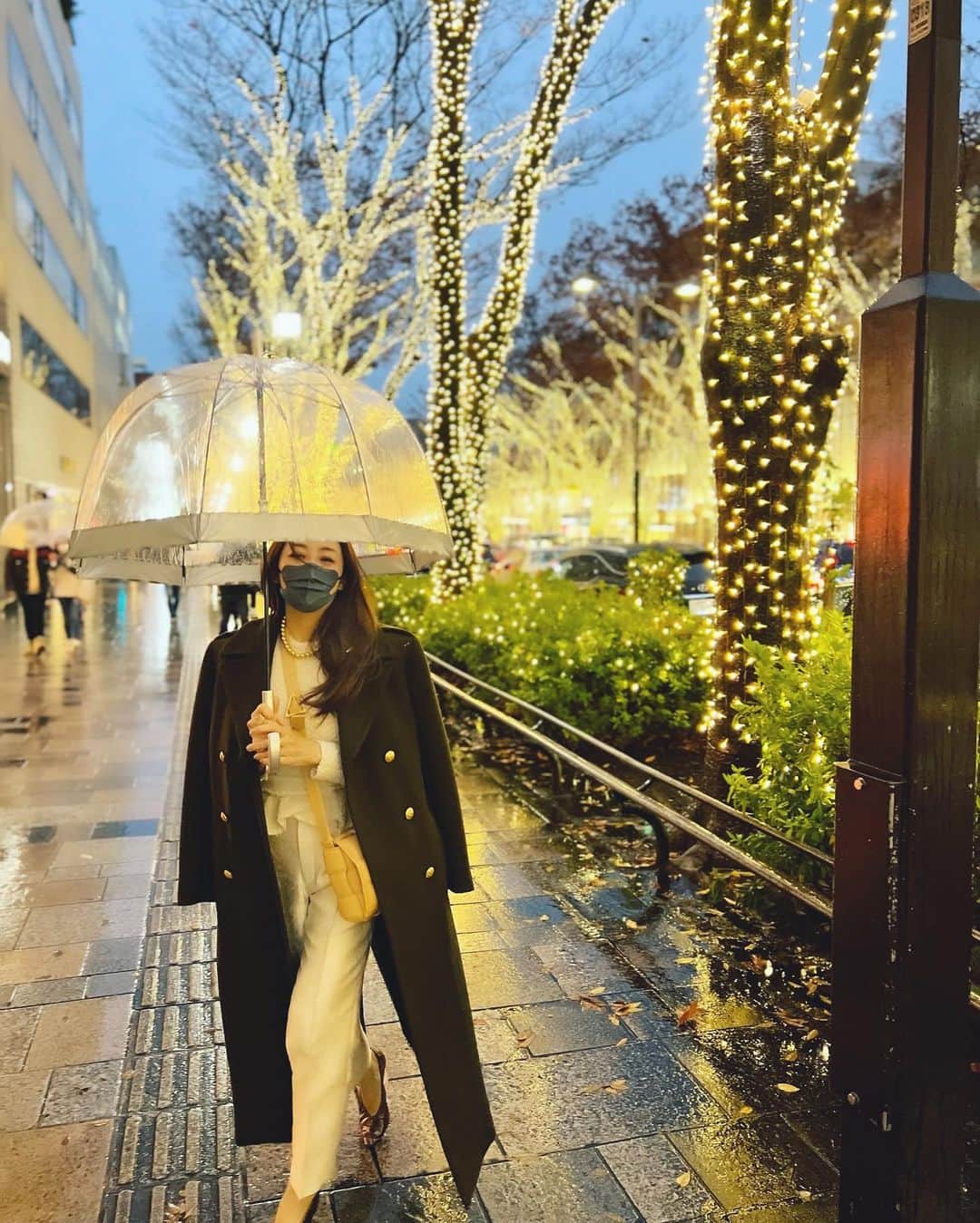 神崎恵さんのインスタグラム写真 - (神崎恵Instagram)「久しぶりのイルミネーション✨ 撮影帰りに通った表参道。 何年見続けても、沁みる景色✨　  #表参道 #表参道イルミネーション 雨の日もまた綺麗」12月8日 20時16分 - megumi_kanzaki