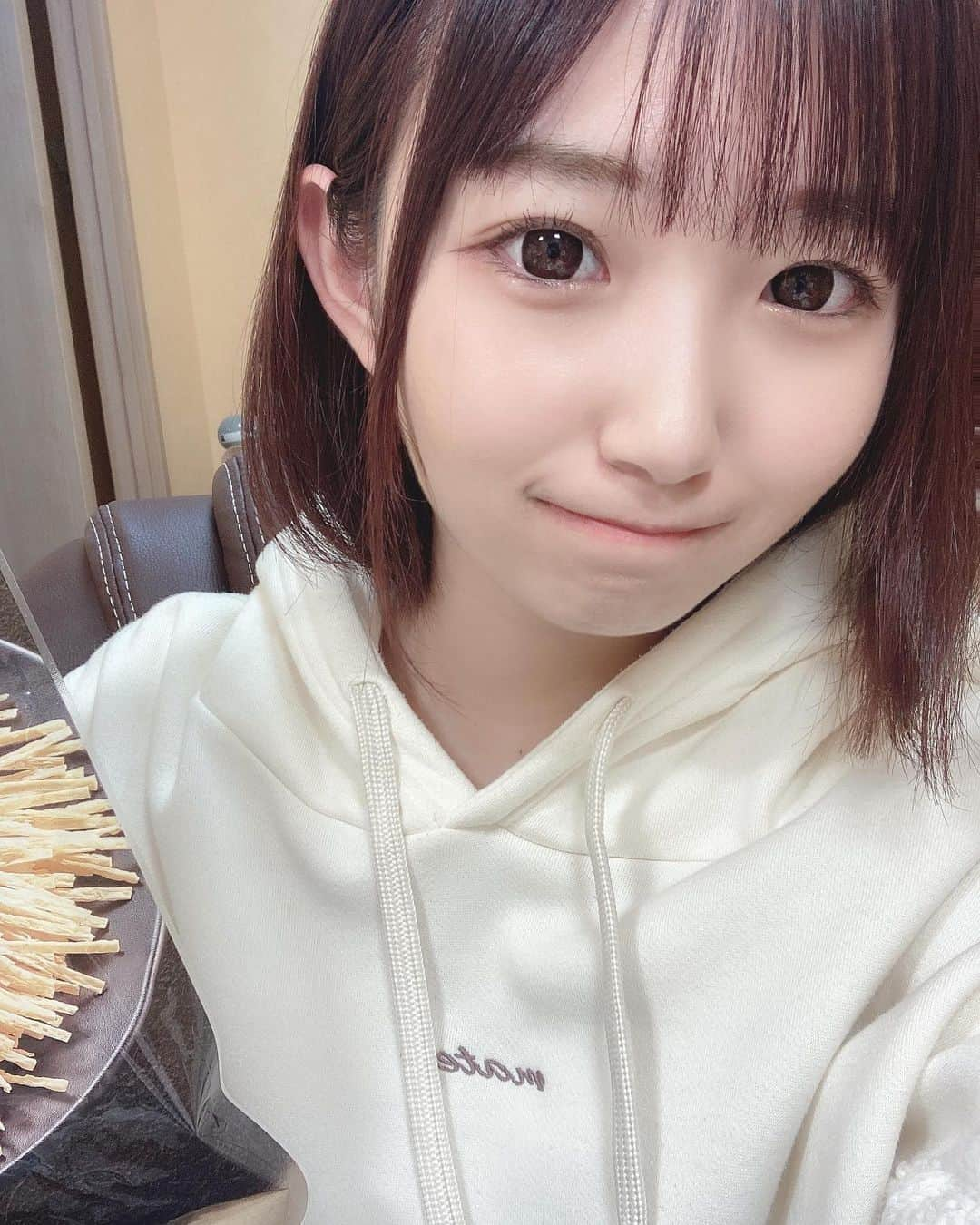 音井結衣さんのインスタグラム写真 - (音井結衣Instagram)「♡おつまみ女子♡ want some snacks?( ᵒ̴̶̷᷄꒳ᵒ̴̶̷᷅ ) ♡o｡+..:*♡o｡+..:*♡o｡+..:*♡o｡+..:*♡o｡+..:* #おつまみ  #snacktime  #appitizers  #shorthair  #ボブ  #tiktok  #tiktoker  #てぃっくとっく  #tiktokjapan  #japanesegirl  #animegirl  #kawaiigirl  #uwu  #fyp  #foodstagram  #instadaily  #instagood  #instagram  #likes  #followｍe  #selfie  #bobhaircut  #パーカー女子  #hoodie  #eat  #white」12月8日 20時25分 - otoi_yui_19