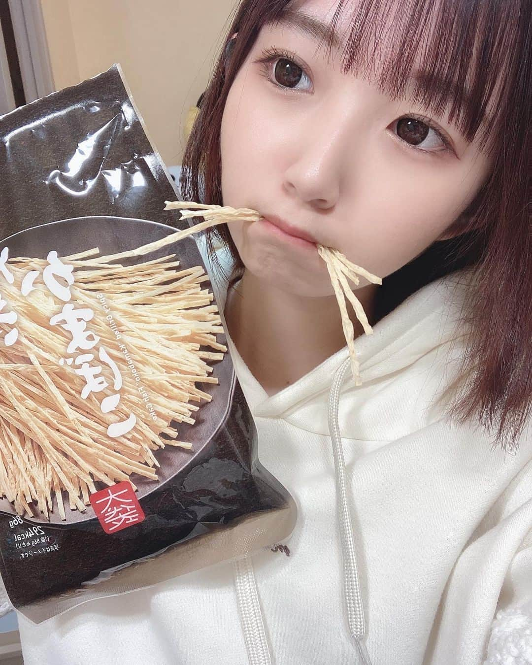 音井結衣さんのインスタグラム写真 - (音井結衣Instagram)「♡おつまみ女子♡ want some snacks?( ᵒ̴̶̷᷄꒳ᵒ̴̶̷᷅ ) ♡o｡+..:*♡o｡+..:*♡o｡+..:*♡o｡+..:*♡o｡+..:* #おつまみ  #snacktime  #appitizers  #shorthair  #ボブ  #tiktok  #tiktoker  #てぃっくとっく  #tiktokjapan  #japanesegirl  #animegirl  #kawaiigirl  #uwu  #fyp  #foodstagram  #instadaily  #instagood  #instagram  #likes  #followｍe  #selfie  #bobhaircut  #パーカー女子  #hoodie  #eat  #white」12月8日 20時25分 - otoi_yui_19