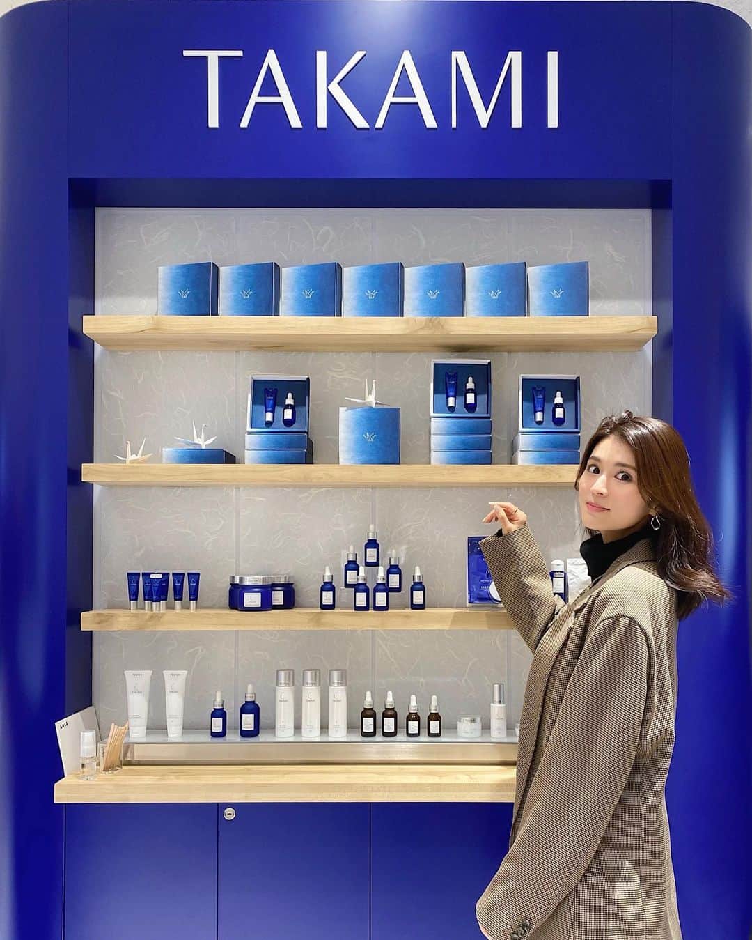 のインスタグラム：「@takami.skinpeel さんの 期間限定POP UP SHOPに行ってきました💙 和紙の世界で表現された空間には折り鶴が沢山🕊✨  伊勢丹新宿店 POP UP SHOPは 12/8~12/14まで、1階で開催しています。  タカミスキンピールは私もずっと愛用していて、 これを使っていない日は肌触りでわかるくらい笑  洗顔の後に使う剥がさない処方で、 なめらかなツヤのある状態へと整えてくれる 角質美容水だよ。  このミニサイズのものとタカミリップがセットで入った 「KIZUNAギフト」にも素敵な一羽の鶴が🤍  青いグラデーションの和紙でデザインされていて、 プレゼントにもピッタリ🤤🎁  このPOP UP SHOPとタカミの公式サイト、 路面店のTAKAMI GINZAだけで売っているんだって！  詳細はタカミ公式アカウントや公式サイトから チェックしてみて下さい🥰 　  #タカミ #タカミスキンピール #伊勢丹新宿店 #promotion」