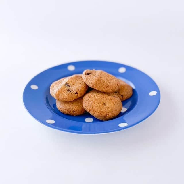 なかしましほ（foodmood）さんのインスタグラム写真 - (なかしましほ（foodmood）Instagram)「江古田のマルシェ　ろじものやが半年ぶりに開催されます。  フードムード では、 ３種入りクッキーBOX(赤色) ・キャラメルグラノーラ ・青のりとカシューナッツのクラッカー ・チョコとココナツのドロップクッキー を販売いたします。 冬の贈り物に是非どうぞ🎁  ●●●●●●●●●●●●●●●●  12月12日(日)  ろじものや @ecodahem 開催します！  第21回ろじものや 2021年12月12日(日)11:00〜16:00ごろ ＠ECODA HẺM 東京都練馬区旭丘1-74-9 三菱UFJ銀行隣  ＊感染防止のため、ご入場のお客さまにはマスクの着用(飲食時以外)と手指の消毒にご協力お願いいたします。 ＊イートインスペースも減らしております、あらかじめご了承ください。 ＊また、状況に応じて入場制限をさせていただく場合もございます。どうぞよろしくお願いいたします。  出店メンバー  kiredoキレド　 　美味しい楽しい野菜 　@kiredo_vegetable_atelier  fermentbooks 　 　食にまつわる本いろいろ  @fermentbooks  さとう　　 　肉料理とナチュラルワイン 　@sato_ekoda  初出店‼️VIVA COFFEE 　高島平の自家焙煎コーヒー角打ち　 　コーヒーとお菓子 　@viva_vivacoffee  鈴木 綾　　 　季節のお花でみんなを笑顔に 　@aya_suzuki  アベクミコ　 　タイランチボックス(要予約・数量限定です) 　@peaceful1024  Vege8 オーガニックファーム綾 　美味しいにんじん販売 　@vege8  foodmood　 　焼菓子BOX販売 　@foodmoodshop パーラー江古田　 　パンとワイン 　@parlour_ekoda  Maimai 　ろじものやコラボバインミー 　@maimai.ekoda」12月8日 20時30分 - foodmoodshop