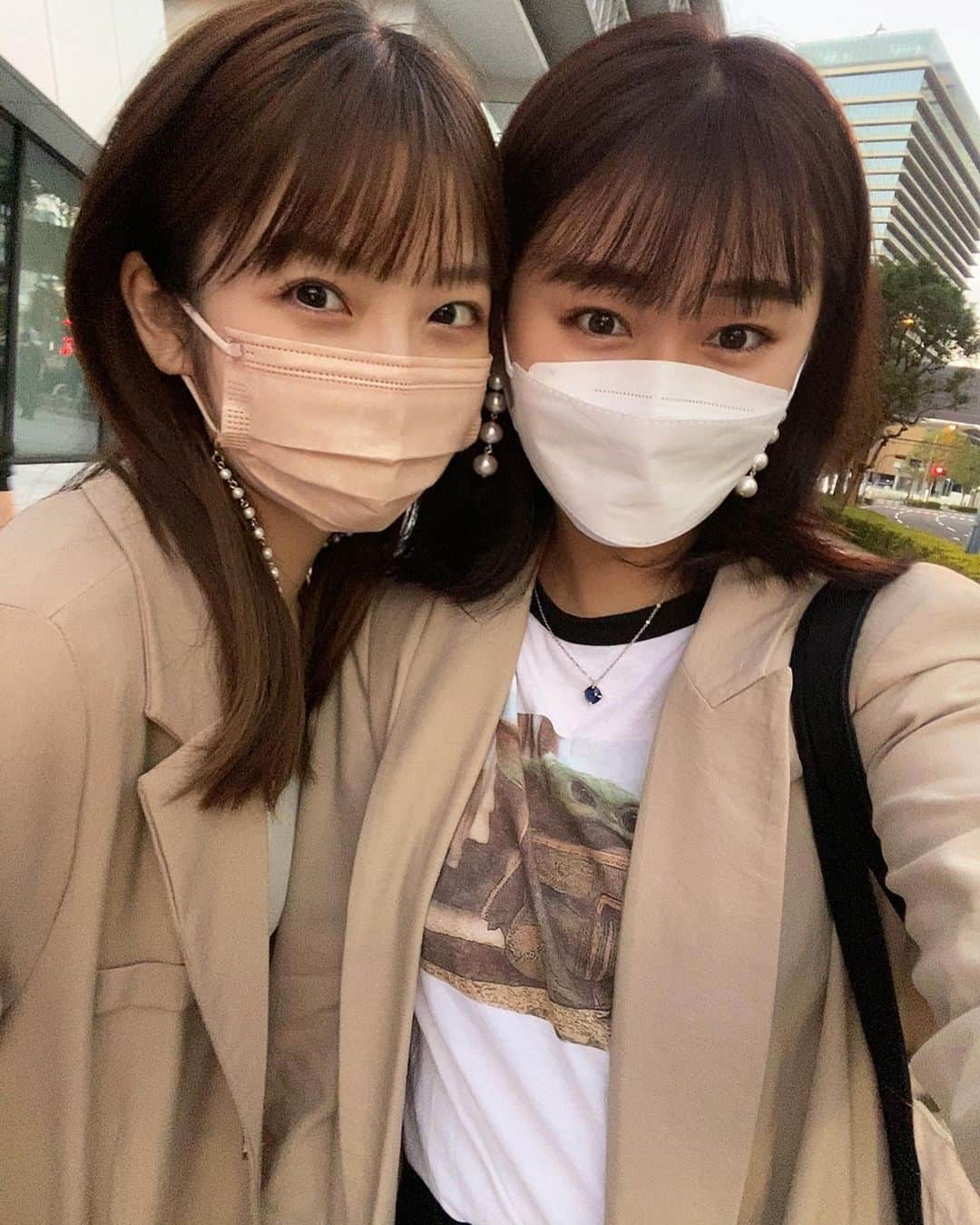 MOMOKAさんのインスタグラム写真 - (MOMOKAInstagram)「🤍🤍🤍 相棒ーーー👯‍♀️ ほんっとよく服がかぶる。笑 この日はピアスとマスクチェーンが似てるね、、😂  けっこー前の写真だけどまだ載せてなかったやつ☺︎ 私が最近好きになった劇団四季の魅力を教えてくれたのもひなです。ありがとう😂」12月8日 20時48分 - momoka_jewel