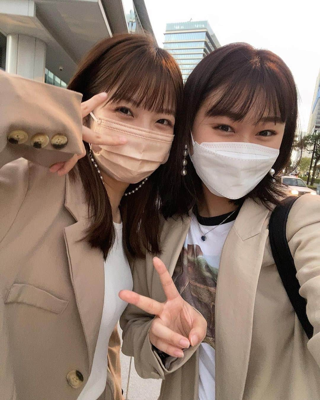 MOMOKAさんのインスタグラム写真 - (MOMOKAInstagram)「🤍🤍🤍 相棒ーーー👯‍♀️ ほんっとよく服がかぶる。笑 この日はピアスとマスクチェーンが似てるね、、😂  けっこー前の写真だけどまだ載せてなかったやつ☺︎ 私が最近好きになった劇団四季の魅力を教えてくれたのもひなです。ありがとう😂」12月8日 20時48分 - momoka_jewel