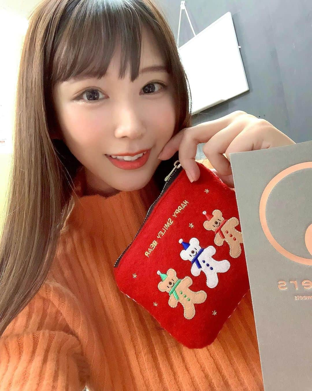 日向葵衣さんのインスタグラム写真 - (日向葵衣Instagram)「オレンジニットヽ(｡･ω･｡)ﾉ🍊   東京Lily撮影会、ありがとうございました( *´艸`)  寒い中、お忙しい中足を運んでくださって感謝です🥺✨ 最近寒暖差激しいから体調に気をつけようね、お互い😵‍💫   もうクリスマスのデコレーションが施されてたよ～！     ｡*.💛 ┈┈┈┈ event ┈┈┈┈ 💛.*｡   ♡12/8(wed): 東京Lily 個撮 🈵 ♡12/25(sat): 🎄Greif撮影会🎄 ♡1/8(sat): smooth 振袖撮影会 ♡1/9(sun): DVD発売記念リリースイベント   ｡*.💛 ┈┈┈┈ media ┈┈┈┈ 💛.*｡   📒ドカント 📒EXMAX 📒超エキサイト 📒アームズマガジン 📒週刊ポスト🆕 📱ヤンマガweb https://bit.ly/3wMbjzX 🎤カラオケDAM 2022年5月まで出演中!!  📀DVD最新作11/26発売 https://amzn.to/3EytUDf   ------------------------------------- ✨🌻公式FC ひなっこクラブ🌻✨   ・オリジナル会員証の発行(入会時) ・限定カレンダー毎月配信 ・撮影の未公開オフショット､お蔵入りカット公開 ・限定動画(メイキング､コメント等) ・ファンイベントへの参加など…… ・月額330円(税込)  私と交流できる場所です。プロフのリンクから飛べます！ -------------------------------------   日向葵衣 S N Sᝰ✍︎𓂃𓈒𓏸 🌼Twitter ←随時更新してます!! フォローしてね!!  🌼YouTube  日向葵衣のひなぽぽチャンネル http://bit.ly/3oPhhwA 🌼公式LINE  https://lin.ee/xIEWKno     #癒し #グラビア #タレント #グラドル #女優 #モデル #天使の声 #YouTube #ASMR #ゆらぎボイス #japanese #model #pinupgirl #talent #instaphoto #portrait #followme #instalove #自作PC女子 #ゲーム女子  #水着 #ビキニ #じどり」12月8日 21時02分 - aoi_hnta