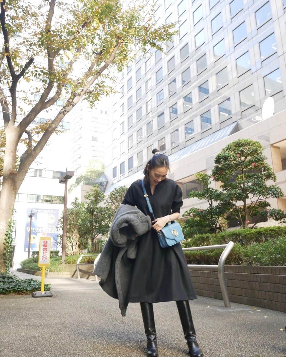 大政絢のインスタグラム：「#今日の絢服  スタイリストのリタさんが作った新しいブランド @rr_rita_com  形、素材ととても上質で絶妙な丈感に感動しました✨大切に長く愛用出来るものに出会えて嬉しい☺️  dress #rr coat #maxmara  bag #louisvuitton」