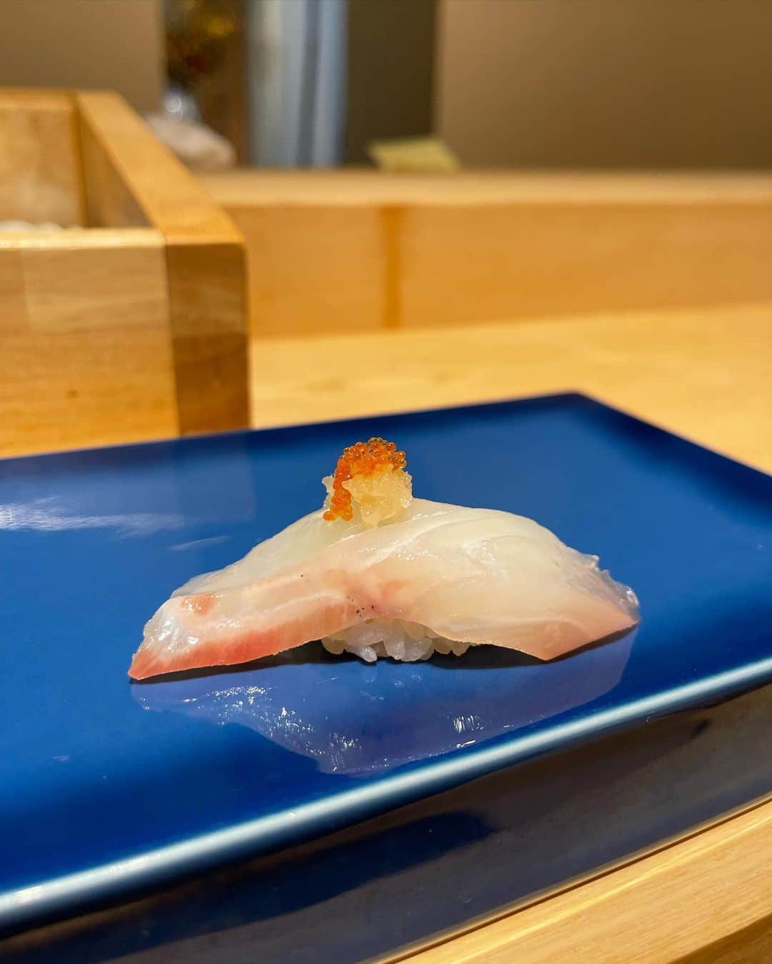 田島芽瑠さんのインスタグラム写真 - (田島芽瑠Instagram)「家族でご褒美のお寿司〜🍣幸せでニコニコです😂  昨日、博多座頑張るからご褒美にお寿司食べたい！って言ったら両親が予約してくれました🥺このお寿司を美味しく食べられるように今日頑張った！笑  全てが美味しくて幸せな時間でした🤤 今年一番幸せだったかもしれん。お寿司神々しかった。尊い。  最高の1日でした！お疲れ様でした👏  男役だったので眉毛濃い笑笑」12月8日 21時16分 - meru_chan_official