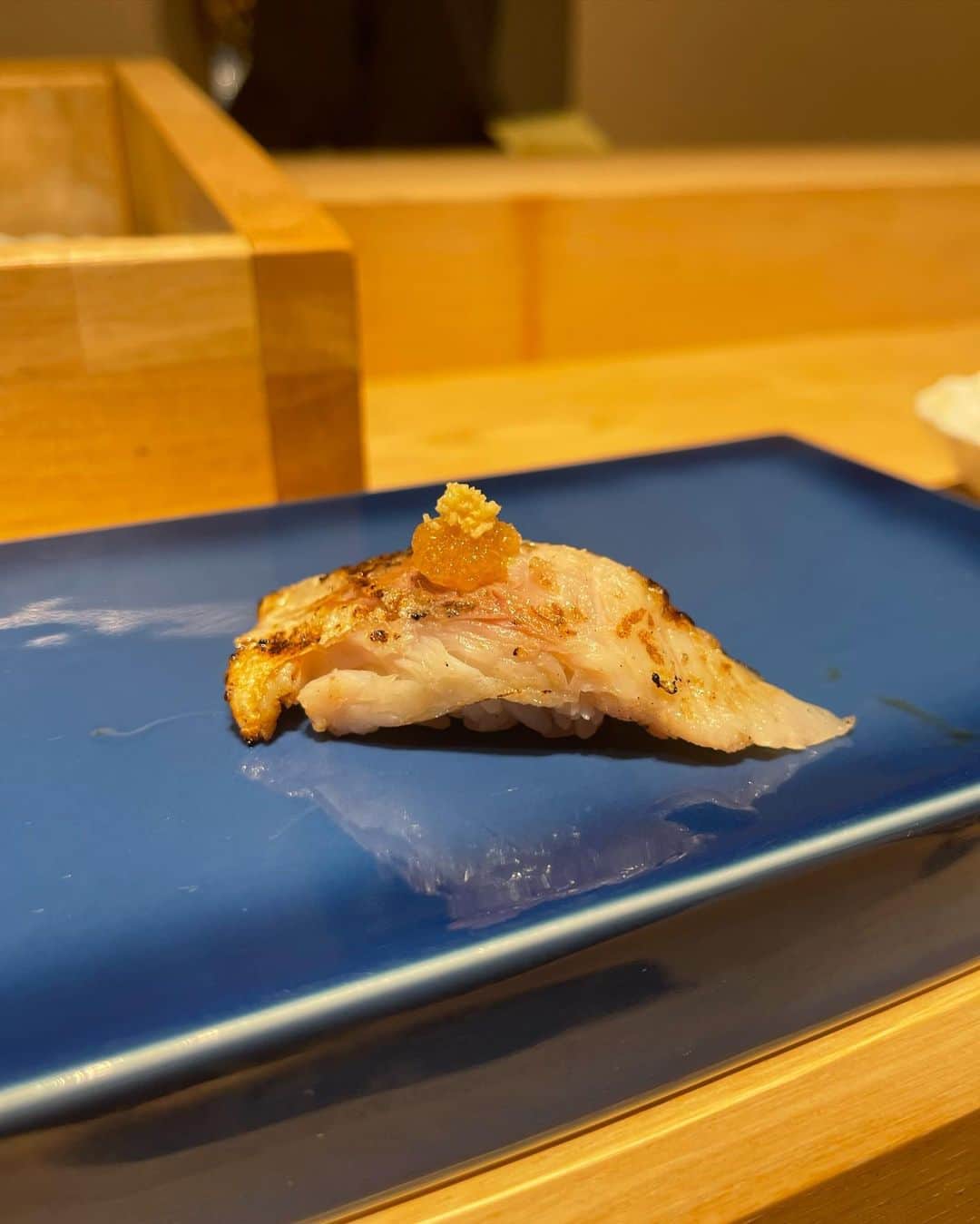 田島芽瑠さんのインスタグラム写真 - (田島芽瑠Instagram)「家族でご褒美のお寿司〜🍣幸せでニコニコです😂  昨日、博多座頑張るからご褒美にお寿司食べたい！って言ったら両親が予約してくれました🥺このお寿司を美味しく食べられるように今日頑張った！笑  全てが美味しくて幸せな時間でした🤤 今年一番幸せだったかもしれん。お寿司神々しかった。尊い。  最高の1日でした！お疲れ様でした👏  男役だったので眉毛濃い笑笑」12月8日 21時16分 - meru_chan_official