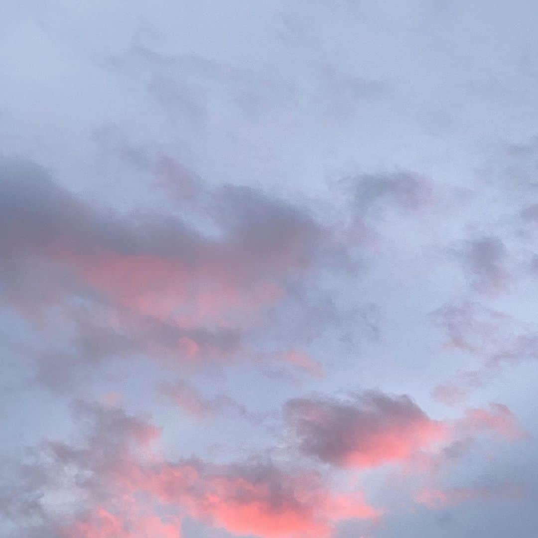 稲場愛香さんのインスタグラム写真 - (稲場愛香Instagram)「👸🏼🎀 ⁡ 今日も1日お疲れ様でした〜 ⁡ 大好きなピンクの空、というか雲？🦩💭 ⁡ ⁡ ピンクってやっぱりかわいいなぁって。 ⁡ 最近はお洋服とかもピンクの物が欲しくなっちゃう🥺 ⁡ ⁡ #juicejuice #稲場愛香 #まなかん #アイドル #idol  #空 #ピンク #pink #可愛い #ピンクの服ほしい 🦩 #ピンク使いすぎてピンクってこんな字だっけってなってる」12月8日 21時28分 - manaka_inaba.official