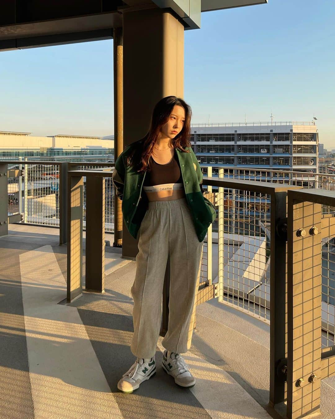 空喰うなるさんのインスタグラム写真 - (空喰うなるInstagram)「green vibes 💚🦜 . jacket :  @aelfricedenofficial  inner : @calvinklein  parts : @unemansion  shoes :  #newbalance550 @newbalance bracelet : @private_ufo_official  . . ハマると同じ色しか買わなくて今家に緑が溢れてる😂」12月8日 21時31分 - unnr.in