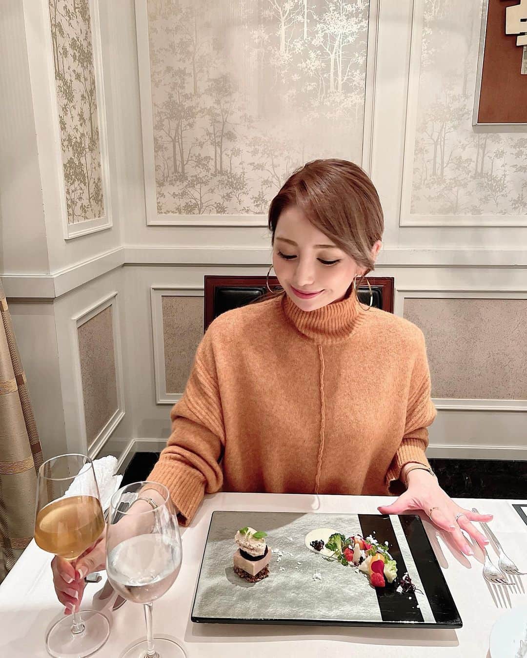 桃華絵里さんのインスタグラム写真 - (桃華絵里Instagram)「🍊🧡  ビターオレンジがキレイなお気に入り上質knit ☺︎  #fashion #dinner #mocoas」12月8日 21時33分 - _momoka828_