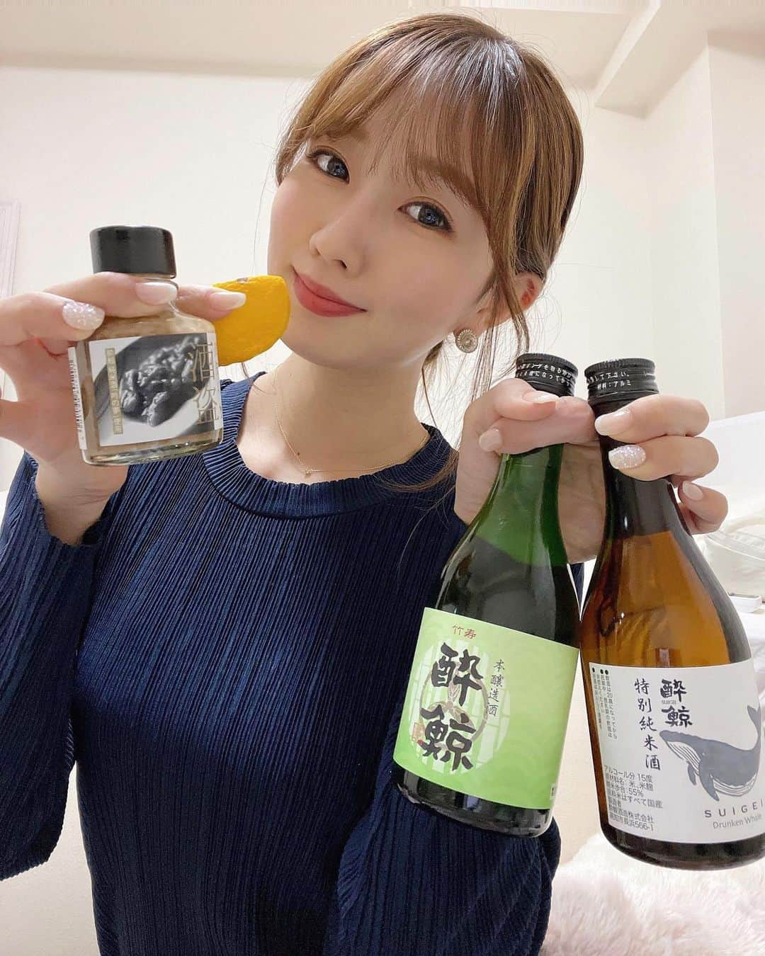 水越愛華さんのインスタグラム写真 - (水越愛華Instagram)「「有機ゆずのおちょこで酔鯨乾杯セット」 と共に第2回ほろ酔いインスタライブを 行いました🥴🤍  ゆずをくり抜いて おちょこ代わりに使うんだけど これがまた美味しすぎて、、  そこに大好きな酒盗が 合わさるとお酒が進みすぎて🥴笑  本当に美味しすぎて 今回も飲みすぎました(笑)  超おすすめの 「有機ゆずのおちょこで酔鯨乾杯セット」は こちらのリンクから購入できます🐋🤍  酔鯨オフィシャルオンラインショップ  https://www.suigei-officialstore.com/items/36662544  次回もお楽しみに🥴笑  #酔鯨#日本酒#お取り寄せグルメ#PR」12月8日 21時33分 - iamemika21