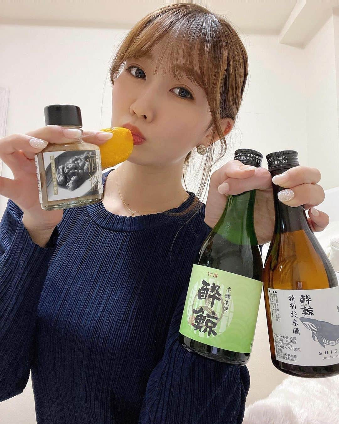 水越愛華さんのインスタグラム写真 - (水越愛華Instagram)「「有機ゆずのおちょこで酔鯨乾杯セット」 と共に第2回ほろ酔いインスタライブを 行いました🥴🤍  ゆずをくり抜いて おちょこ代わりに使うんだけど これがまた美味しすぎて、、  そこに大好きな酒盗が 合わさるとお酒が進みすぎて🥴笑  本当に美味しすぎて 今回も飲みすぎました(笑)  超おすすめの 「有機ゆずのおちょこで酔鯨乾杯セット」は こちらのリンクから購入できます🐋🤍  酔鯨オフィシャルオンラインショップ  https://www.suigei-officialstore.com/items/36662544  次回もお楽しみに🥴笑  #酔鯨#日本酒#お取り寄せグルメ#PR」12月8日 21時33分 - iamemika21