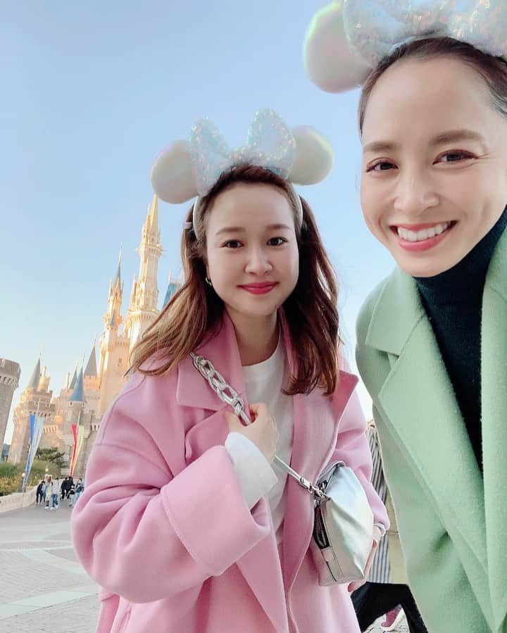 のインスタグラム：「👗 プライベートな投稿も♡ コートの話はコメントやDMでご質問いただいたものです😌 ・ わたしが着ているグリーンのコートは @norc.jp  の去年のもの💚 綾音のピンクは今季のものです🎀 サイズは二人とも2サイズを着ています♡ ・ ・ 行く前からこのコートを着る事は決まっていて💕 中の色味は @ayane0804 の プリンセスホワイトコーデと変化がつくよう ダークトーンでまとめてました🤍 綾音のいちごみるくコーデかわいすぎた🐄🍓💓 ・ ・ 偶然同じブランドのコートを持っていて しかもディズニー向きな配色すぎたので 即決で色違いコーデすることに😍 こういう楽しみ方、いい♥️ ・ ・ インナーやボトムスはいつも通りの @uniqlo や @titivatejp , @beams_official  ・ 今季のものは 後半にチラッと写ってる @unminouofficial  のチェックのスカートかな💕 ピンクとカーキとネイビーと… 私どんぴしゃな配色で即ゲットしたやつ🤤 ・ ・ ・ またディズニー投稿します🐭💕 お付き合いください…🤍 ・ ・ ・ #ディズニー #ディズニーランド #ディズニーシー #disney #ディズニーコーデ #ootd #双子コーデ #リンクコーデ #norc #ライトウールリバーロングコート #襟が大きいのとか #ノーカラーとか #いろんなバリエーション出てます🤍」