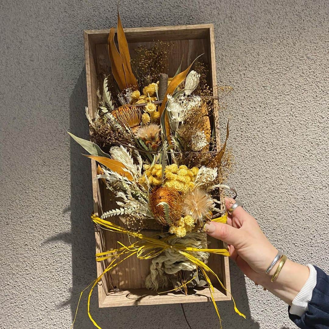 畑野ひろ子のインスタグラム：「@willgarden_official  本日のレッスンは、SMUDGE STYLE。 2枚目3枚目は、生徒さん達の作品です。  #flower #lesson #life #lifestyle #arrangement #gift #willgarden」