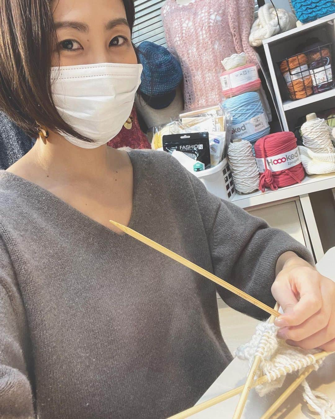 坂元美香さんのインスタグラム写真 - (坂元美香Instagram)「日曜日の夜に決心した編み物を さっそく今日から開始です。  月曜に教室を探し、火曜に予約、水曜スタート。笑 行動だけはめちゃ早くて、昔から 生き急いでる人と言われてます😅  祖母（母方）は昔、池袋で「かど」という 洋裁店を営んでいました。 お店が角にあったから「かど」笑。 なので、娘だった母は洋裁から編み物まで 何でもできました。 そんな影響もあり、私も小学生の頃から 母に教わって洋裁や編み物、刺繍や パッチワークなど、 いろんなことをやってきたのですが 編み物だけはやらないと忘れる💦  本当に何もわからなくなってしまい 今日教わって練習してたら なんとなく思い出してきました。  来週には本番用の毛糸が届くので 本格的に作り始めます。 めざせ！私好みのニット帽✨  今日初めて編み物教室にお邪魔して ご年配の先生方がめちゃくちゃ面白くて ハマってしまいそうな予感です。 そして、お母さんのように たくさん褒めてくれるのです😌✨  ニット帽５個くらい編んだら セーターとかも編んでみようかな…なんて 欲望まで生まれました🤩  仕事と家事の間に 隙間時間見つけてどんどん編むぞー！  #編み物おばさん #忙しいときこそ趣味を！」12月8日 22時17分 - mika_saka