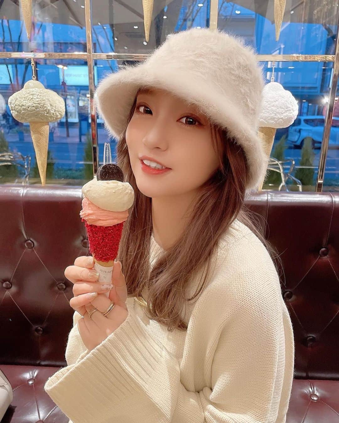 いっちゃん/嶋津 いつみのインスタグラム：「. . いつも行列で諦めてたジェラート屋さん🍨 . . . めちゃくちゃ悩んで フィグとストロベリーにした🍓💕 . . . . コーンのトッピングにラズベリー付けてもらってんけど 見た目だけのもんやと思ってたら ちゃんと美味しかった😂💜 . . . .  #名古屋 #栄 #名駅  #いっちゃん  #フリーモデル  #いっちゃんコーデ #ブライダルモデル #アレンジモデル #ヘアカラー  #ヘアアレンジ #くしゃ顔  #フリーモデル #ドレスモデル #ダイエット  #치맥  #좋아요환영 #소통환영 #팔로우환영  #팔로미 #인친환영 #친구해요 #셀카 #셀피」