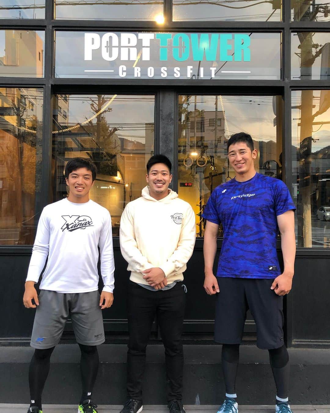 山本拓実さんのインスタグラム写真 - (山本拓実Instagram)「オフに入ってからすぐシーズン中からサポート頂いていた神戸のポートタワークロスフィットでトレーニングをしてました！ しっかりトレーニングして行く為にもう一度形の確認等をしていい時間を過ごせました！  撮影した日はフィジカルモンスターこと石岡諒太さんと一緒でした。。  動画は3枚目が僕、4枚目が石岡さんになってます。メディシンボールを体全体で上に投げて天井に当たるかというトレーニングです。僕は最後の一球フォーム撮るために撮影してもらったのがたまたま当たり大喜び。実は石岡さんの方が扱ってるボール自体の重さは僕が投げてるものよりも3キロ近く重いんです。。なのにスピードも勢いも余裕もある石岡さん。。もはや怖い。。  追いつけるように頑張ります！！ #porttowercrossfit  #クロスフィット #怪物化」12月8日 22時33分 - yamataku59dragons