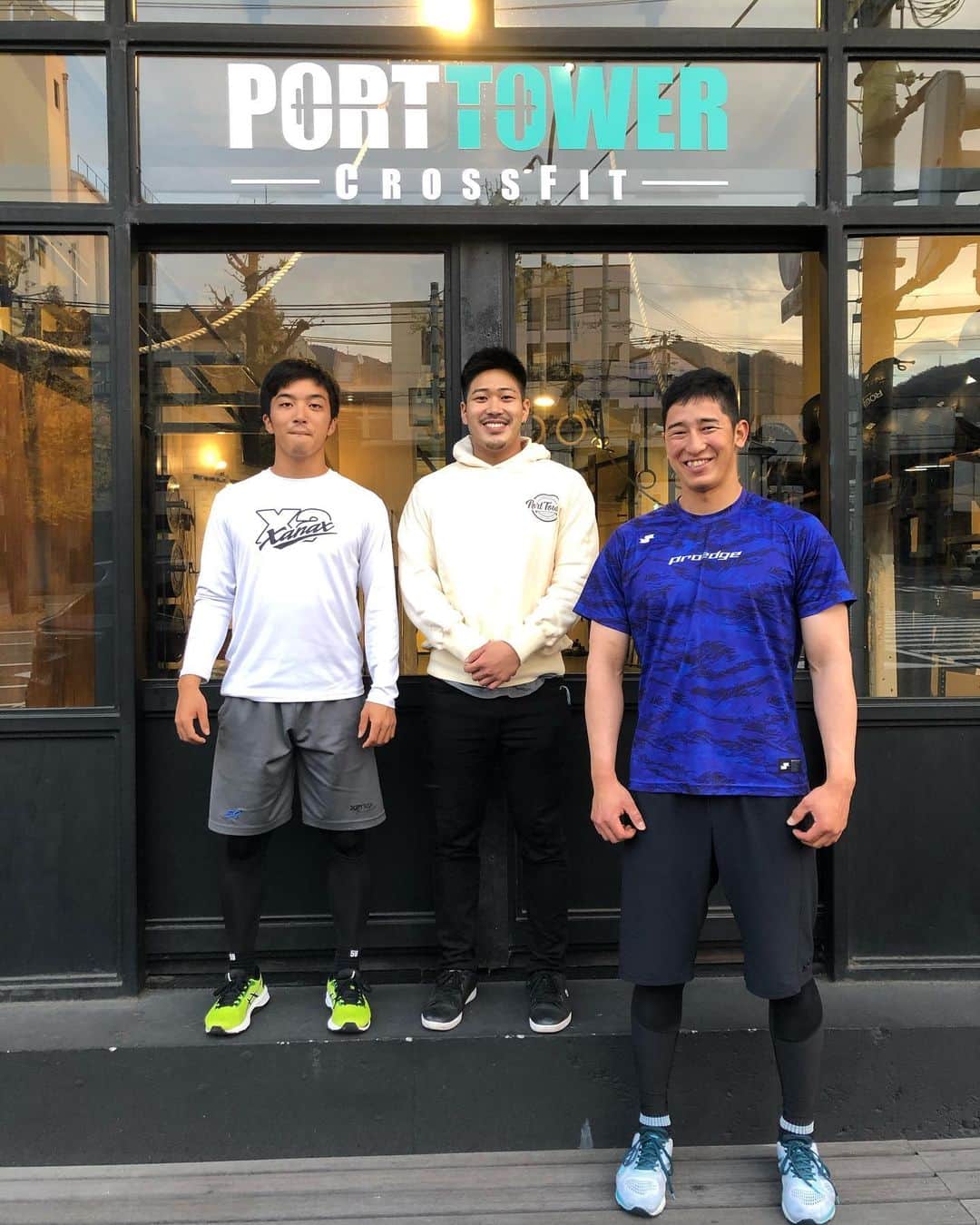 山本拓実さんのインスタグラム写真 - (山本拓実Instagram)「オフに入ってからすぐシーズン中からサポート頂いていた神戸のポートタワークロスフィットでトレーニングをしてました！ しっかりトレーニングして行く為にもう一度形の確認等をしていい時間を過ごせました！  撮影した日はフィジカルモンスターこと石岡諒太さんと一緒でした。。  動画は3枚目が僕、4枚目が石岡さんになってます。メディシンボールを体全体で上に投げて天井に当たるかというトレーニングです。僕は最後の一球フォーム撮るために撮影してもらったのがたまたま当たり大喜び。実は石岡さんの方が扱ってるボール自体の重さは僕が投げてるものよりも3キロ近く重いんです。。なのにスピードも勢いも余裕もある石岡さん。。もはや怖い。。  追いつけるように頑張ります！！ #porttowercrossfit  #クロスフィット #怪物化」12月8日 22時33分 - yamataku59dragons