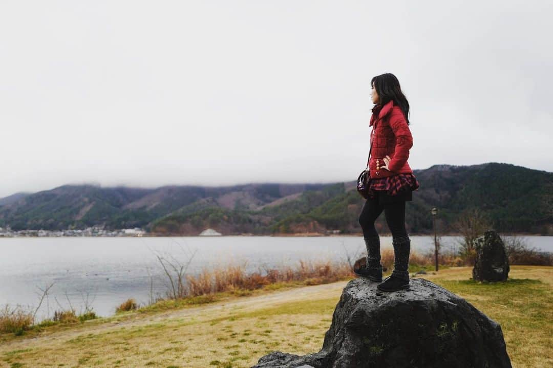 佐々木心音さんのインスタグラム写真 - (佐々木心音Instagram)「自然を求める。  #natural #trip #lakesideview  #act #holiday #actress #actresslife #japnesegirl #japanese #led  #自然を求めて #岩に登る #滸 #空気美味しい #赤ダウン #空気が美味しい #俳優 #女優 #映画 #佐々木心音」12月8日 22時59分 - sasakikokone