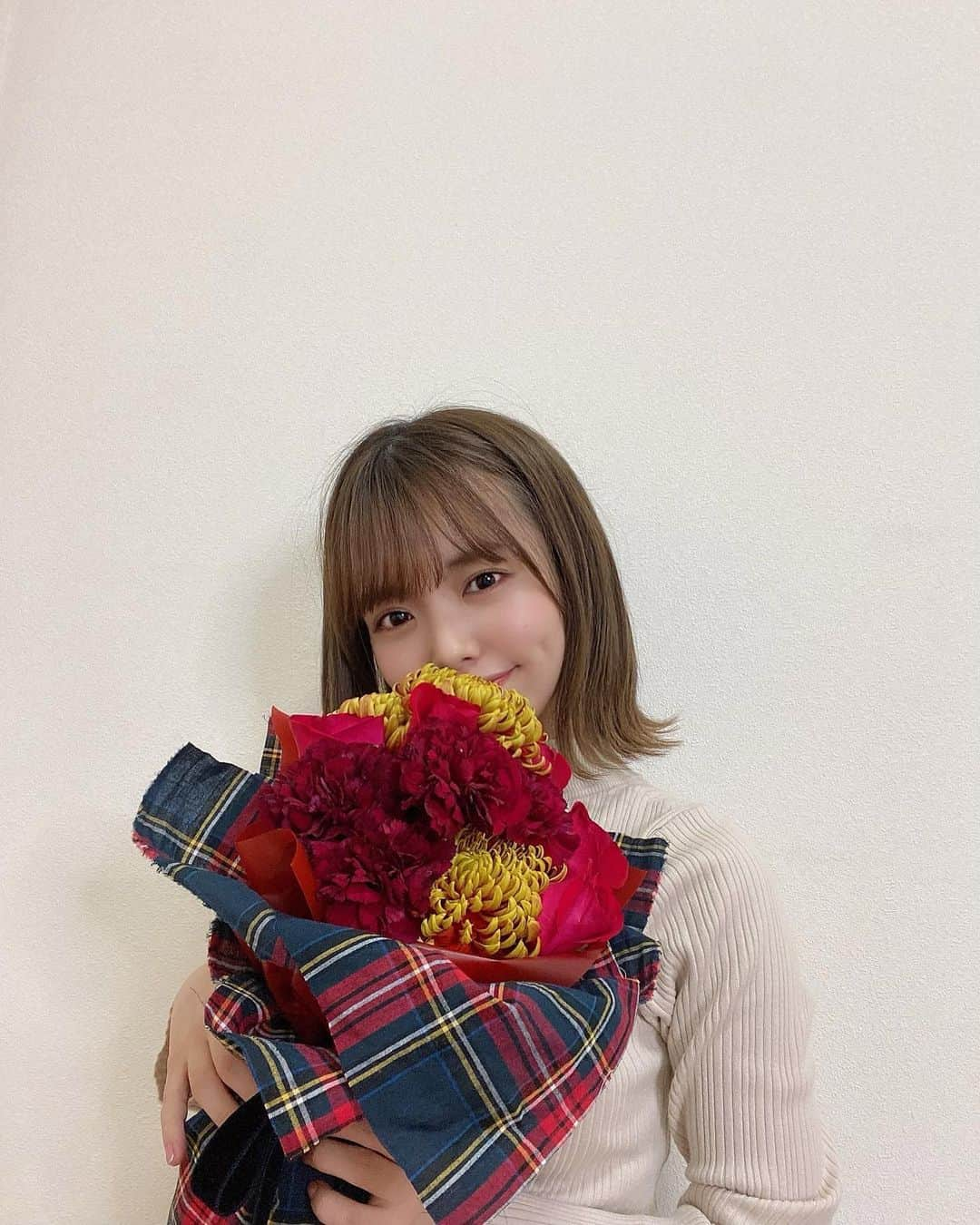 渕上舞のインスタグラム：「🌹 Thank you for the flowers ! ⁡ 嬉しくてたくさん写真を撮りました…☺︎」