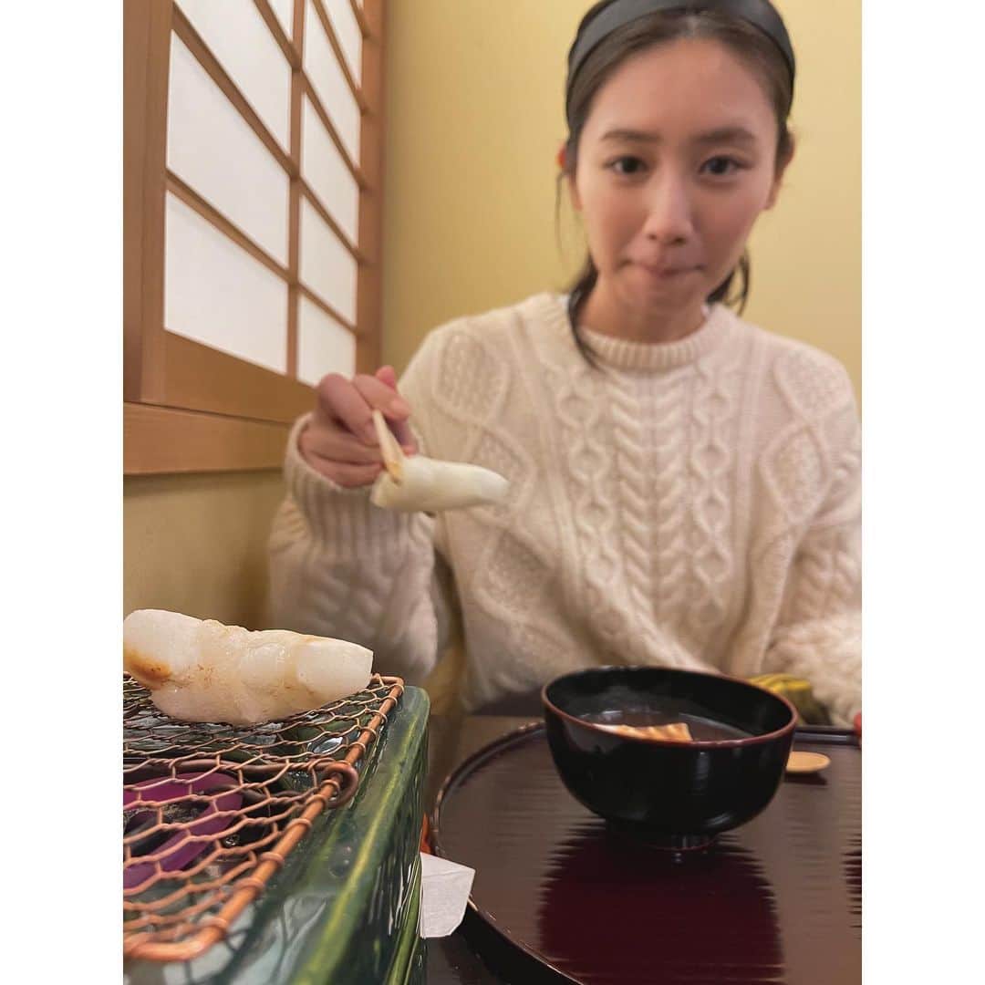 篠原真衣さんのインスタグラム写真 - (篠原真衣Instagram)「今日も京都の撮影所に行っていたので、帰りにこの頃ずっと欲している餡子を食べて帰りました。 あったかいぜんざい...至極幸せ。  大阪のお気に入りの古着屋さんのフィッシャーマンニットが可愛くて、あったかくて（歩きながら寝そうになるぐらいホカホカ）とってもお気に入りです。 . . #洋服の篠原#古着#フィッシャーマンニット#アランニット#ケーブルニット#ぜんざい」12月9日 0時25分 - shinomai425
