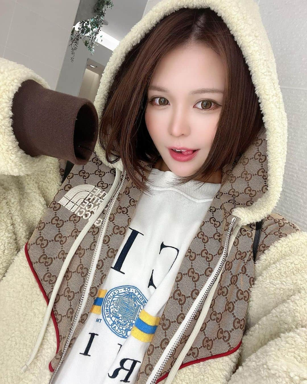 ななぴさんのインスタグラム写真 - (ななぴInstagram)「もこもこしゃん❤︎🐏  最近日寒いけどこのアウター本当にあったかくてヘビロテ中☺️  前髪長いの定着してきたな😋  #私服　#もこもこアウター　#アウター　#もこもこ　#gucci #thenorthface  #グッチノースフェイスコラボ #guccinorthface #guccithenorthface」12月9日 0時32分 - __nanapgram__