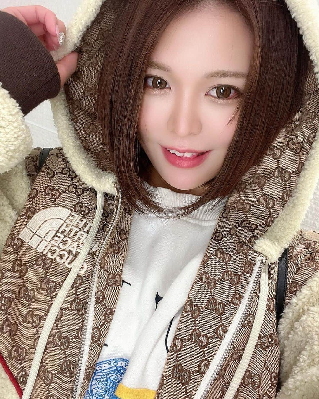 ななぴさんのインスタグラム写真 - (ななぴInstagram)「最近気づいたんだが自撮りで舌だしがち。😛w  ちなみに中のトレーナーはH&Mなんだけど可愛すぎてめっちゃ使っている😎」12月9日 0時34分 - __nanapgram__