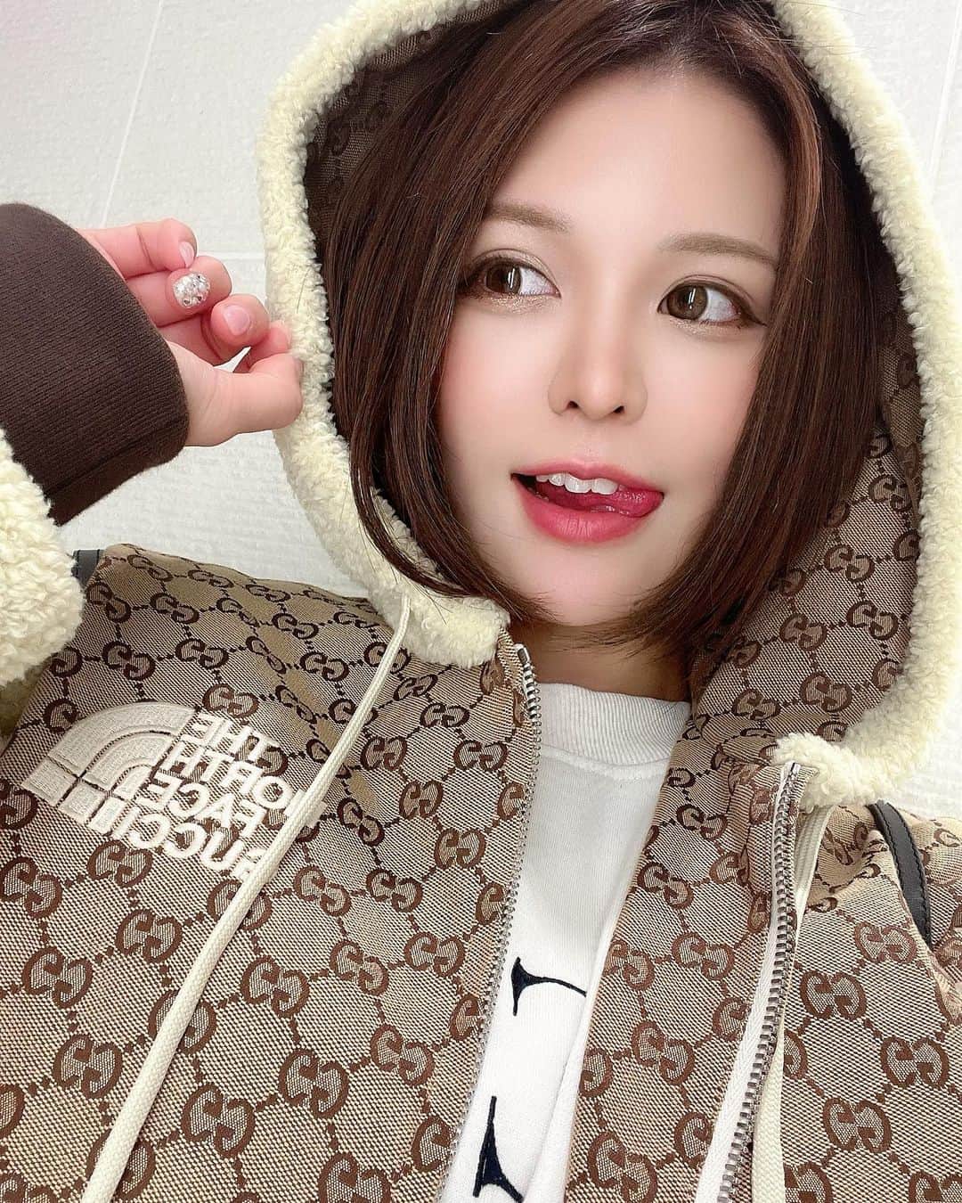 ななぴさんのインスタグラム写真 - (ななぴInstagram)「最近気づいたんだが自撮りで舌だしがち。😛w  ちなみに中のトレーナーはH&Mなんだけど可愛すぎてめっちゃ使っている😎」12月9日 0時34分 - __nanapgram__