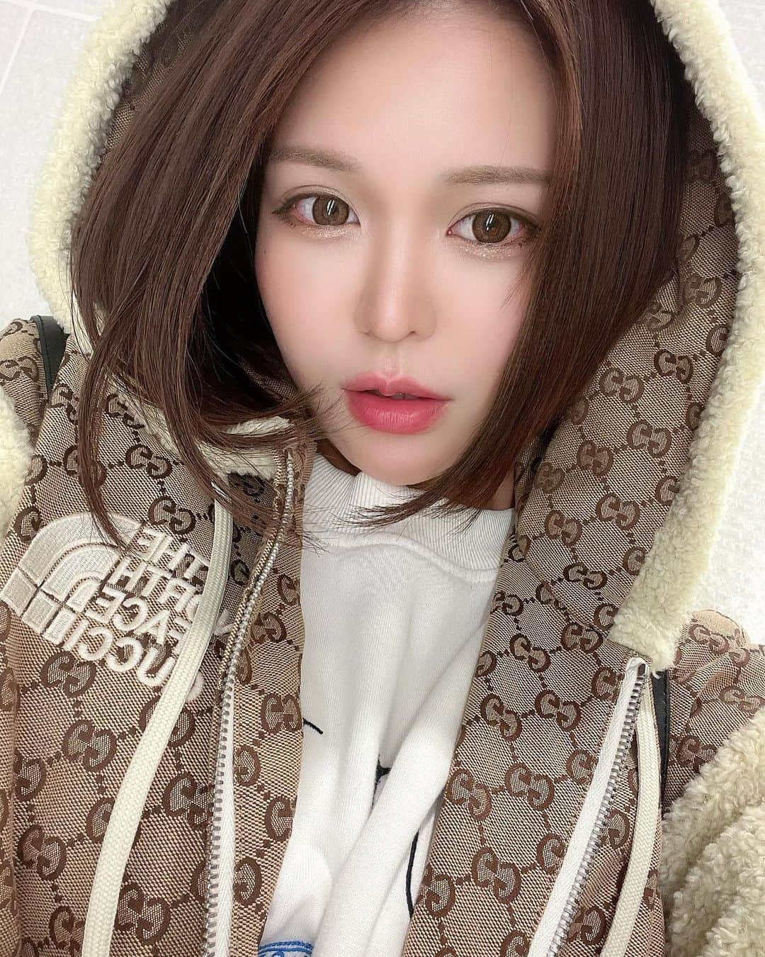 ななぴさんのインスタグラム写真 - (ななぴInstagram)「最近気づいたんだが自撮りで舌だしがち。😛w  ちなみに中のトレーナーはH&Mなんだけど可愛すぎてめっちゃ使っている😎」12月9日 0時34分 - __nanapgram__