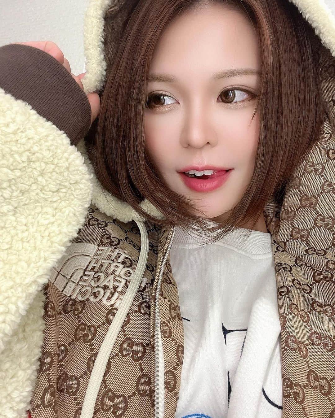 ななぴさんのインスタグラム写真 - (ななぴInstagram)「最近気づいたんだが自撮りで舌だしがち。😛w  ちなみに中のトレーナーはH&Mなんだけど可愛すぎてめっちゃ使っている😎」12月9日 0時34分 - __nanapgram__