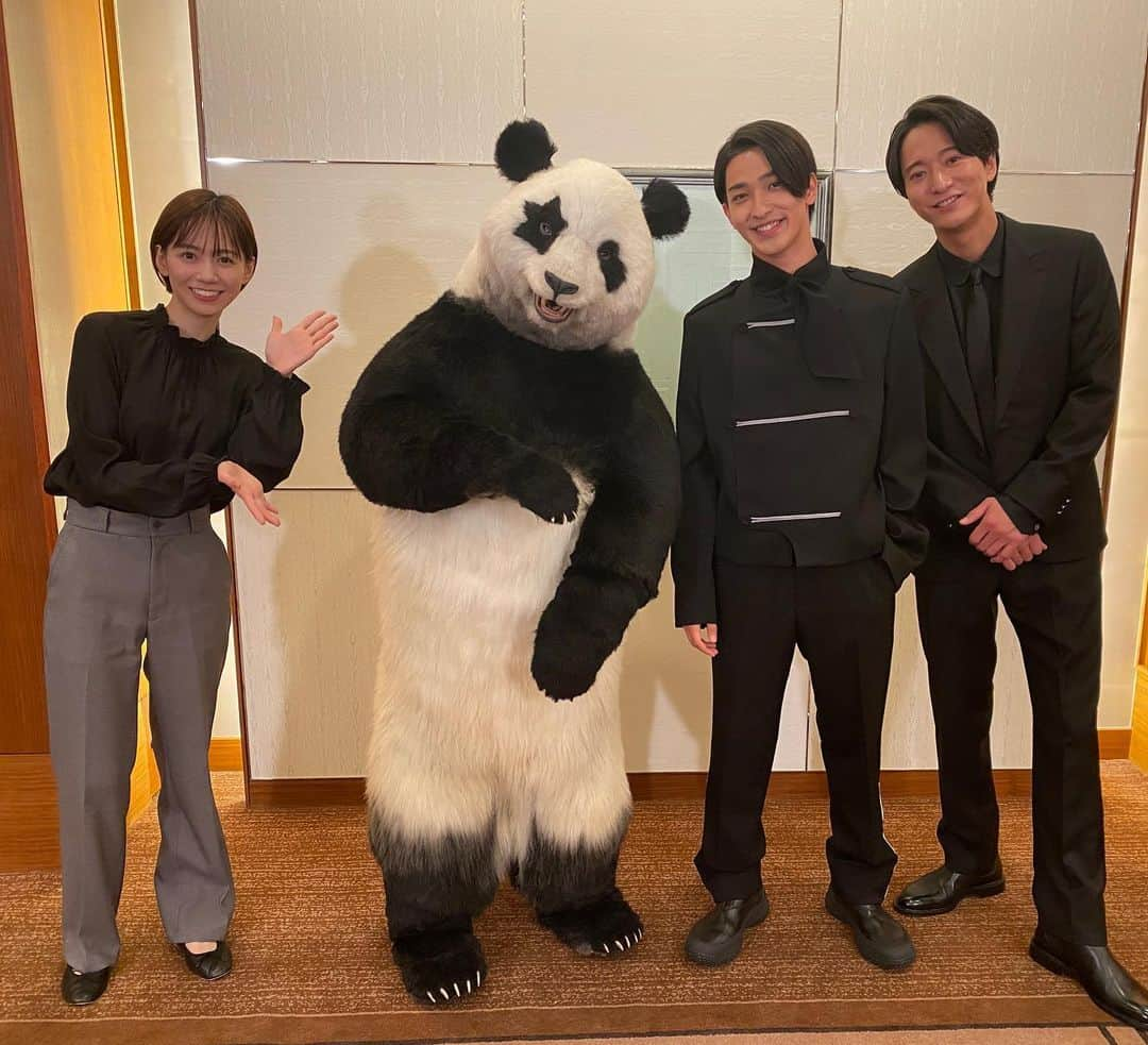 星星（セイセイ）さんのインスタグラム写真 - (星星（セイセイ）Instagram)「✨🐼🤩🐼 #あなたの番です劇場版 #コラボ中 . きょうの #ベラベラENGLISHは ...💯 🌟one of these please 🌟これください . 流星..星です🤩❣️#どうも！ #横浜流星 さん #浅香航大  さん ありがとうございました🍩❤️  明日はラストだ〜🐼 #誰の番？ . #星星 #パンダ #panda #pandagram #パンダ好きな人と繋がりたい #ZIP!」12月9日 12時39分 - seisei_panda