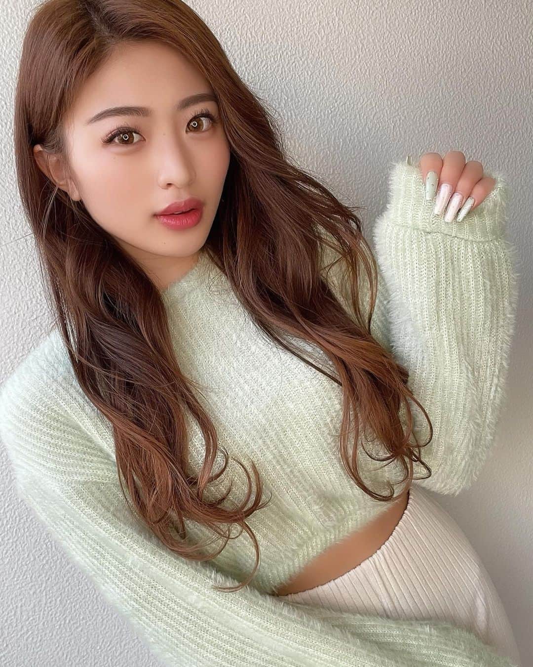 MIYABIのインスタグラム：「こんにちは🌞  前回時間がなくて出来なかったので、今日は超音波トリートメントして頂きました🧖🏼‍♀️✨  つるんつるんヘアになって気分も上がっております🥰  @ankhcross_harajuku ありがとう御座いました🙇‍♀️  皆様、午後も頑張りましょうねっ🦕🦖💜  #萌え袖きゅん💓  #超音波トリートメント」