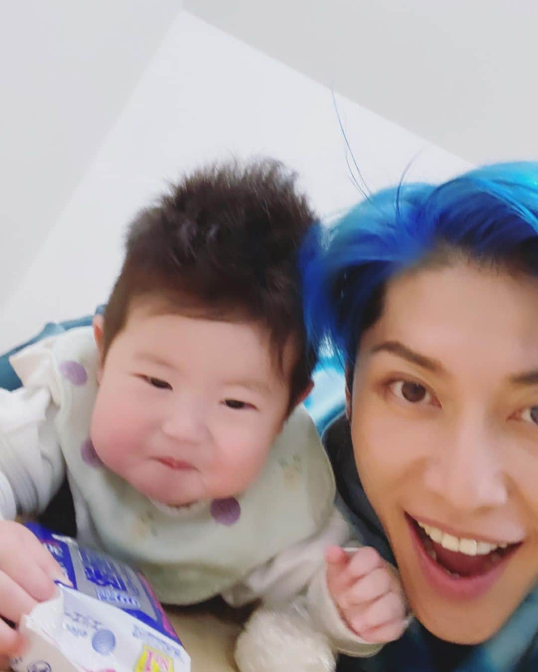 雅-MIYAVI-さんのインスタグラム写真 - (雅-MIYAVI-Instagram)「Fam photo shoot today. Skyler tried not to cry so hard. Lol Girls did a great job too. The result coming out soon 👨‍👩‍👧‍👦👶🏻📸💯今日は朝からファミリーで撮影会でした。スカイラー泣かないで最後までがんばりました。出来上がりお楽しみに！#Ishiharas」12月9日 4時58分 - miyavi_ishihara