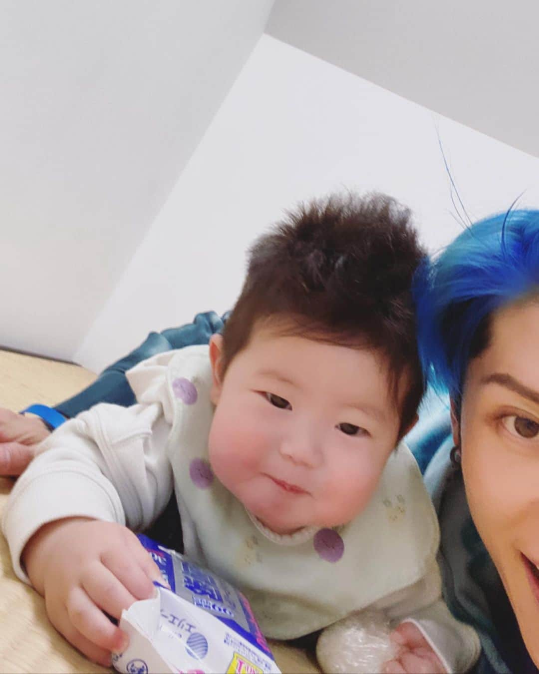 雅-MIYAVI-さんのインスタグラム写真 - (雅-MIYAVI-Instagram)「Fam photo shoot today. Skyler tried not to cry so hard. Lol Girls did a great job too. The result coming out soon 👨‍👩‍👧‍👦👶🏻📸💯今日は朝からファミリーで撮影会でした。スカイラー泣かないで最後までがんばりました。出来上がりお楽しみに！#Ishiharas」12月9日 4時58分 - miyavi_ishihara