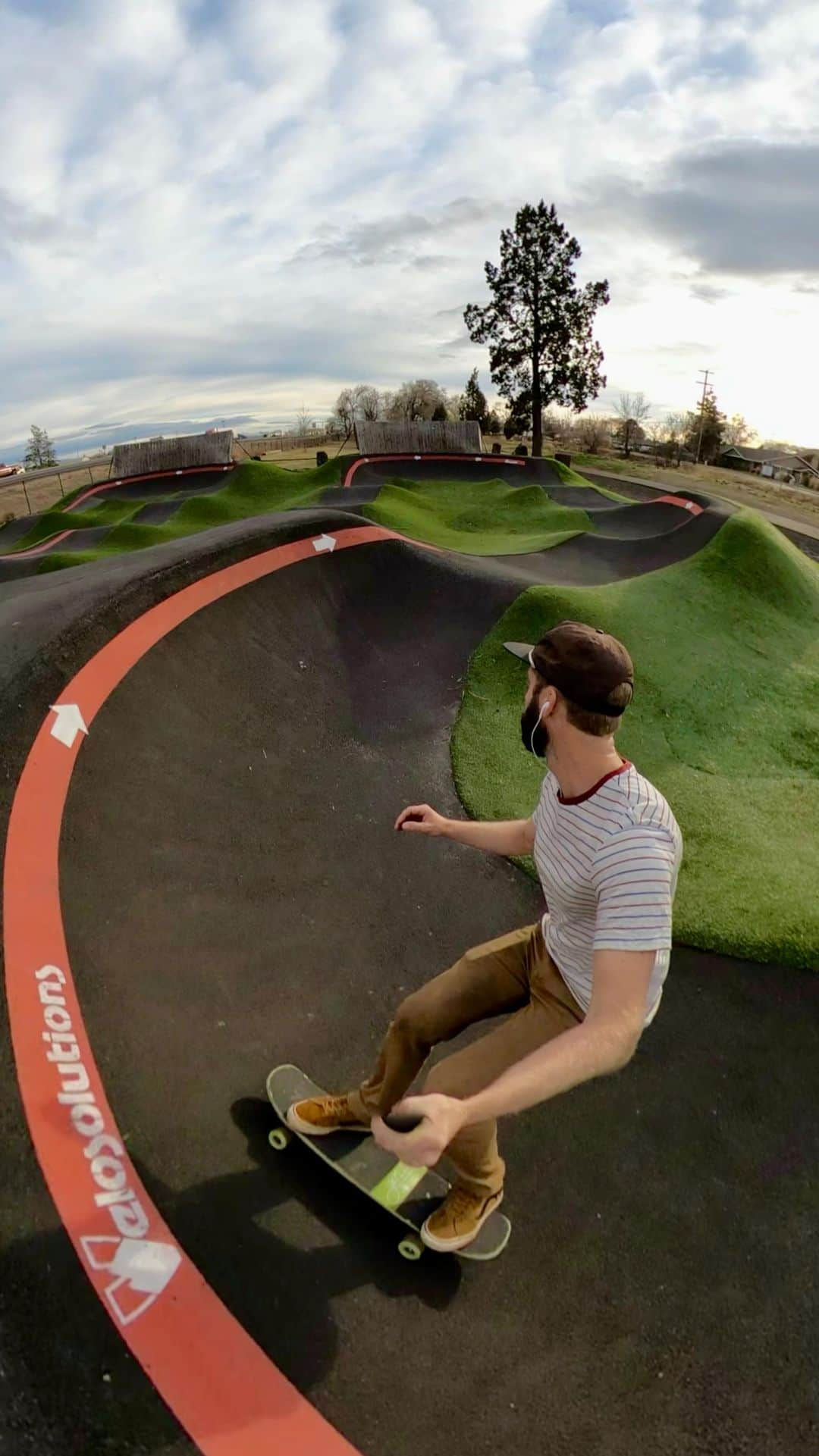 Travis Burkeのインスタグラム：「Sidewalk surfing in central Oregon! 🤙🏼  Skateboard: @sector9 from my Artist Series Collection.  Filmed by @layseahughes.」