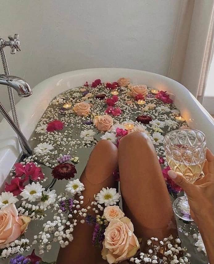 キャサリンマランドリーノのインスタグラム：「Middle of the week mood🍷🛁🌸 * * * Via Pinterest #wednesday #relaxation #selfcare #selflove #winewednesday #happywednesday」