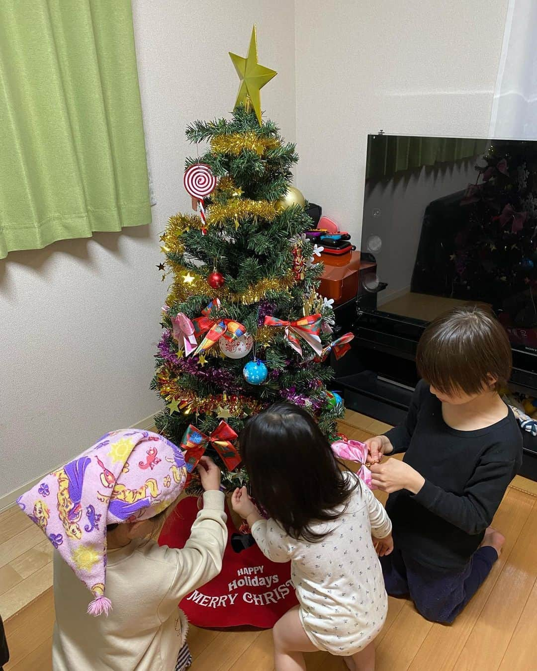 国吉佑樹のインスタグラム：「クリスマスツリー🎄。  一生懸命飾りつけしてて微笑ましたかったな〜🥰 さて、我が家にサンタクロースは来てくれるのかな？？😜 #クリスマスツリー飾り付け  #一生懸命 #この時期 #なんでも #言うこと聞く #サンタクロース #来てくれるかな」