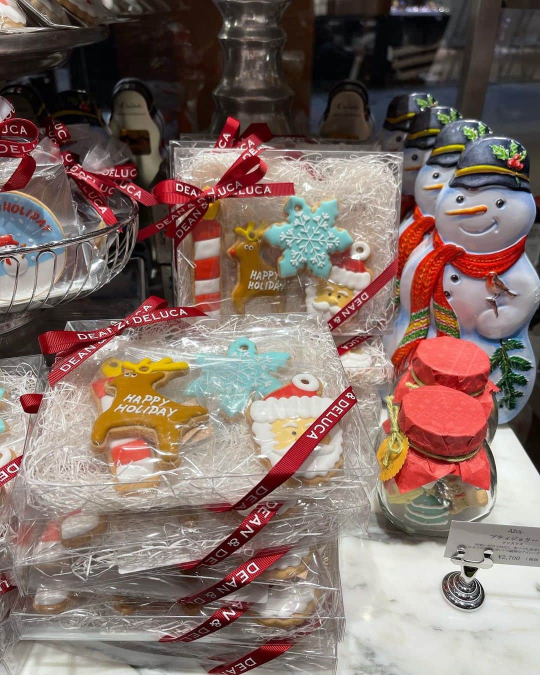 結城アンナさんのインスタグラム写真 - (結城アンナInstagram)「お仕事の帰り際に六本木東京ミッドタウンの地下のDean&Delucaの可愛いクリスマス🎄スィーツを見に💕💝 Christmas sweets at Dean&Deluca in Tokyo Midtown, Roppongi🎄💝💕🤶🏻 ☆☆♡☆☆☆☆☆♡☆☆☆☆☆🎄 #deananddeluca #tokyomidtown #tokyomidtownroppongi #クリスマス #クリスマスプレゼント #自分をいたわる暮らしごと #北欧が教えてくれたシンプルな幸せの見つけ方 #ilovetokyo #ilovejapan」12月9日 7時36分 - ayukihouse