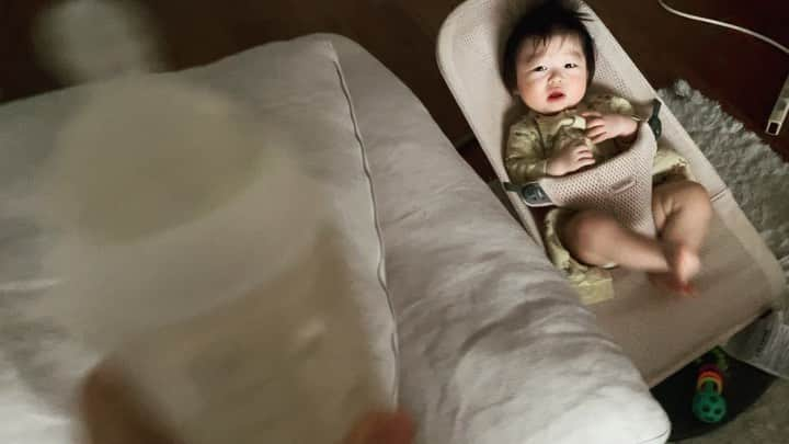 桃のインスタグラム：「ミルクに夢中な姿が可愛すぎるから、シリーズ化しようかな👶🏻🍼今日の朝イチミルクタイム🌞 2枚目はもう残りがないと気づいて絶望的＆しつこく望みを捨てない姿。 3枚目は諦めておねむモードに🥱 4枚目はお腹も心も満たされてご機嫌😊  #たろ #生後7ヶ月 #milkfeeding #ミルクを与える動画」