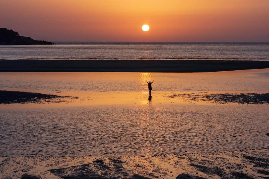 Re島CHANNELのインスタグラム：「九州最大の都市・福岡の中心部の港からの高速船で約1時間で渡島できる壱岐。  壱岐＝ビーチや海の幸というイメージのある方が多いかもしれませんが、サンセットも見どころのひとつ。 今回は壱岐島で夕陽を観るなら外せない、ベストスポットをご紹介します。  ▼ 壱岐の絶景めぐり！サンセットが見れる観光スポット ベスト3  https://www.retochan.com/blog/archives/325  ▼→プロフィール画面のリンクから『Re島チャンネル』へ。「Re島ブログ」に地元ライターのおすすめする「福岡→離島の楽しみ方」をご覧いただけます♪ @retochan ・ #Re島プロジェクト #壱岐　#島旅 #離島　#福岡から直行　#しま　#サンセット #夕日  #photo #フォトジェニック」